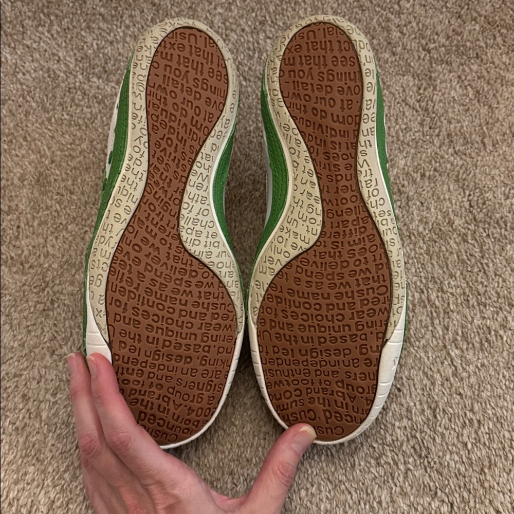 NIB Cushe Boutique Women’s Sneaker, White and Green, US Size 8 - Picture 9 of 10